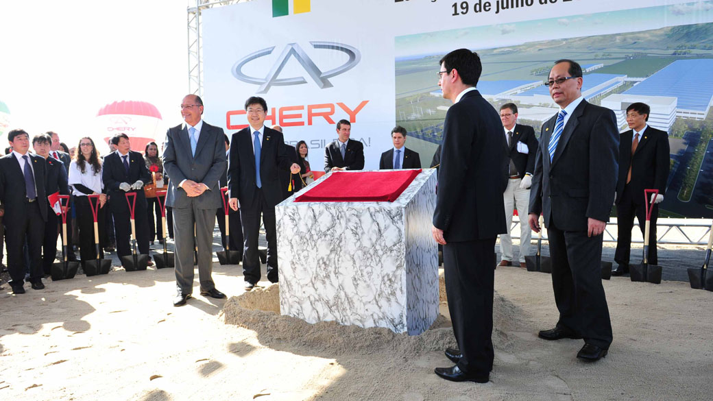 Alckmin e representantes da Chery China inauguram pedra fundamental da fábrica em jacarei