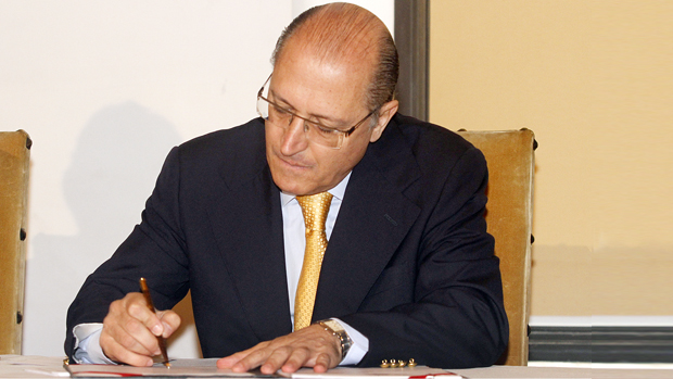 O governador Geraldo Alckmin assina a transferência do Detran de São Paulo para a Secretaria de Gestão Pública