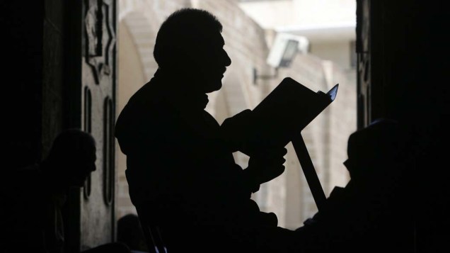 Durante o Ramadã, homem lê o Corão na Cisjordânia