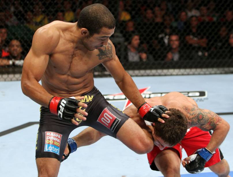 José Aldo contra Chad Mendes no UFC Rio 2012; o brasileiro venceu por nocaute e manteve seu cinturão