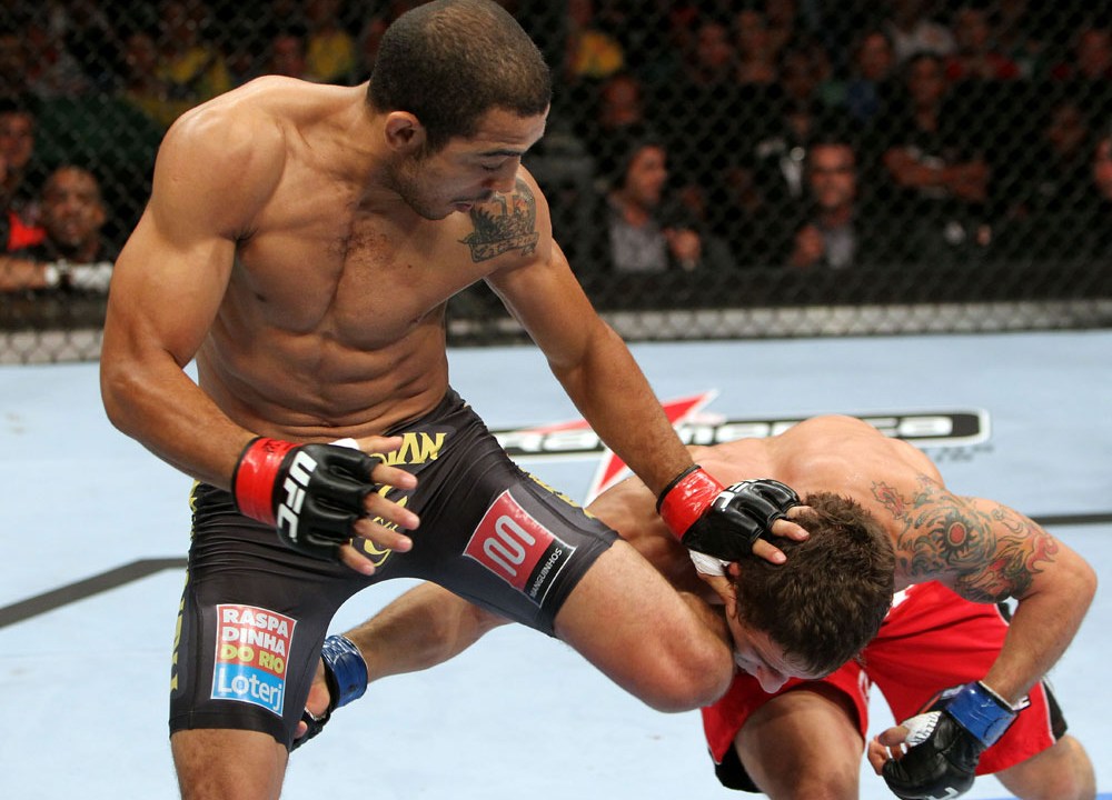 José Aldo contra Chad Mendes no UFC Rio 2012; o brasileiro venceu por nocaute e manteve seu cinturão