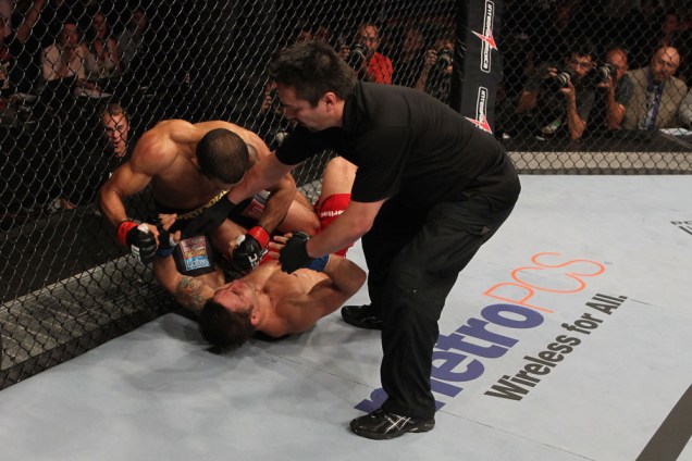 José Aldo contra Chad Mendes no UFC Rio 2012; o brasileiro venceu por nocaute e manteve seu cinturão