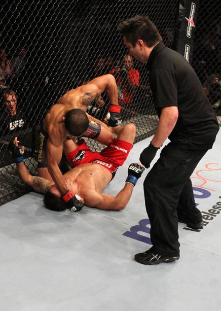 José Aldo contra Chad Mendes no UFC Rio 2012; o brasileiro venceu por nocaute e manteve seu cinturão