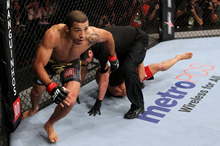 José Aldo contra Chad Mendes no UFC Rio 2012; o brasileiro venceu por nocaute e manteve seu cinturão