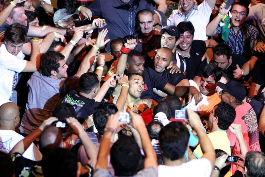 José Aldo comemora com a torcida depois de nocautear o americano Chad Mendes e manter seu cinturão no UFC Rio