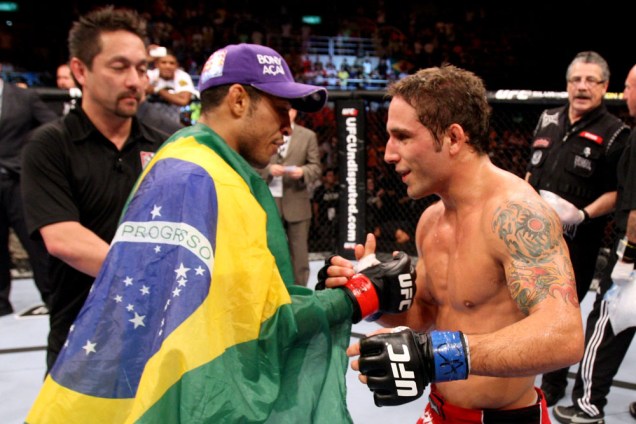 José Aldo cumprimenta Chad Mendes após sua vitória no no UFC Rio 2012; o brasileiro ganhou por nocaute e manteve seu cinturão