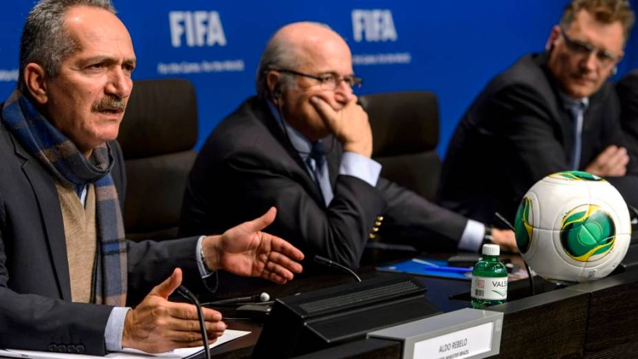Aldo Rebelo, Joseph Blatter e Jérôme Valcke em reunião na sede da Fifa, na Suíça