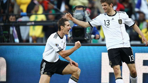 O alemão Miroslav Klose comemora o primeiro gol da partida: Alemanha 1 x 0 Inglaterra