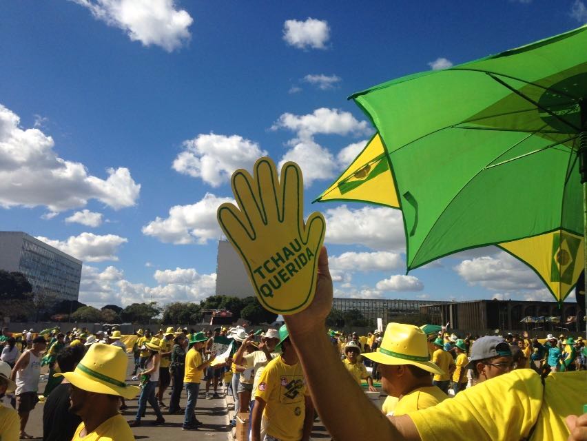 Mãos de papelão, chamadas de "tchau, querida", são distribuídas pelos movimentos a favor do impeachment