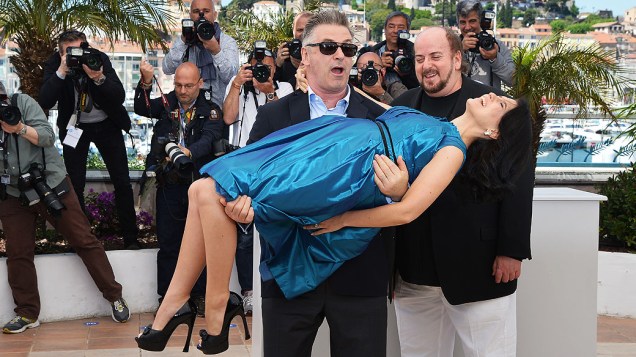 O ator Alec Baldwin e sua mulher Hilaria Thomas, durante lançamento do filme Seduced and abandoned, no Festival de Cannes
