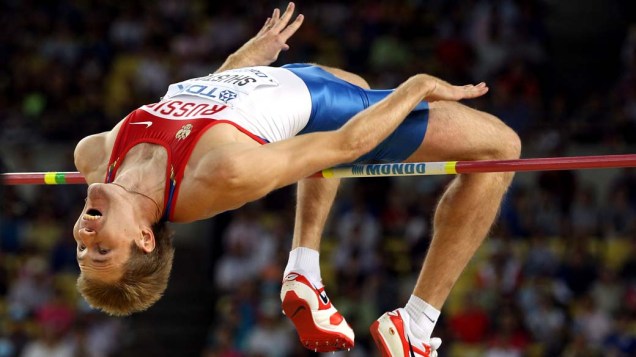 O russo Aleksandr Shustov durante a prova de salto masculino no Mundial de Atletismo em Daegu, Coreia do Sul