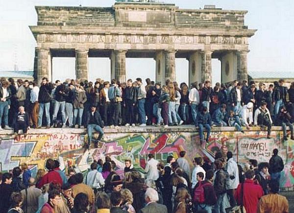 Alemães se reúnem para interromper 28 anos de opressão sem disparar 1 tiro