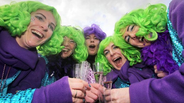 Mulheres brincam o carnaval em Maguncia, na Alemanha - 16/2/2012