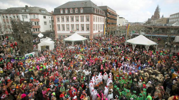 Pessoas brincam o Carnaval em Maguncia, na Alemanha - 16/2/2012