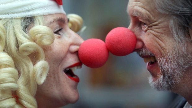 Casal com nariz de palhaço participa do tradicional desfile de Carnaval de Colonia, na Alemanha - 16/02/2012