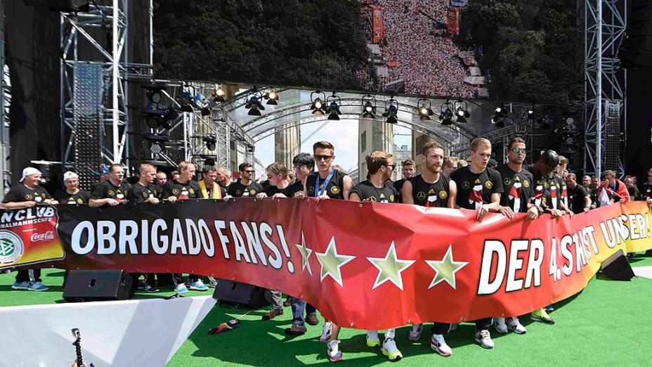 Em Berlim, os jogadores da seleção alemã de futebol agradecem os brasileiros pela Copa do Mundo de 2014