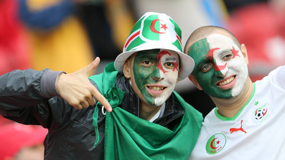 Torcedores da Argélia aguardam o início do jogo contra a Alemanha no Beira-Rio, em Porto Alegre