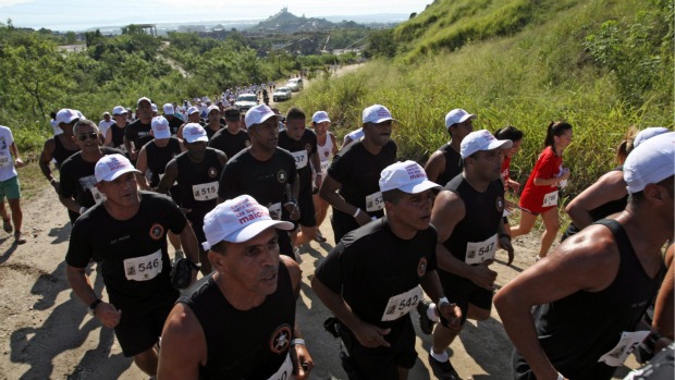 A corrida pela estrada que, há seis meses, serviu de rota de fuga para traficantes: tráfico não está mais à vista, mas gravações mostram que bandidos ainda operam no Complexo do Alemão