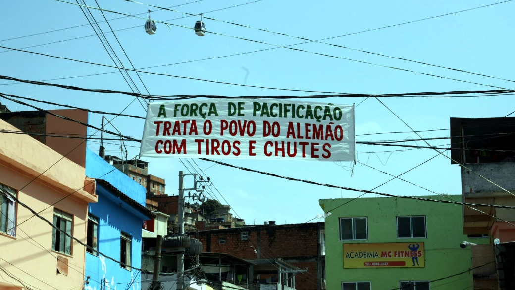 Faixa no Complexo do Alemão: moradores reclamam da ação dos militares