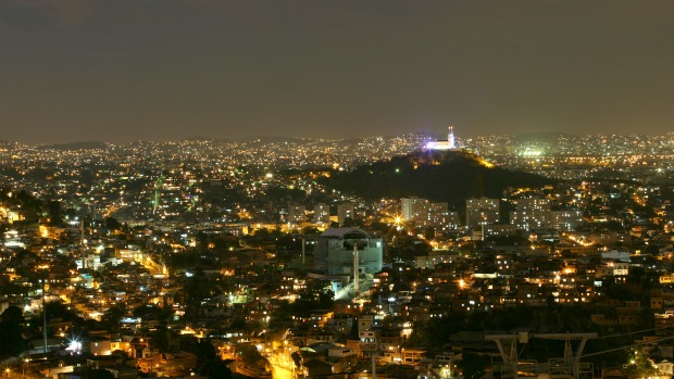 Vista noturna da região da Penha, em foto tirada do teleférico do Complexo do Alemão