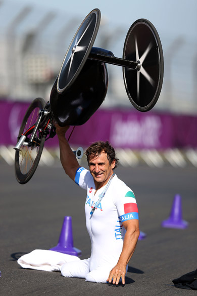 Alessandro Zanardi comemora vitória nos Jogos Paraolímpicos de Londres, em 2012