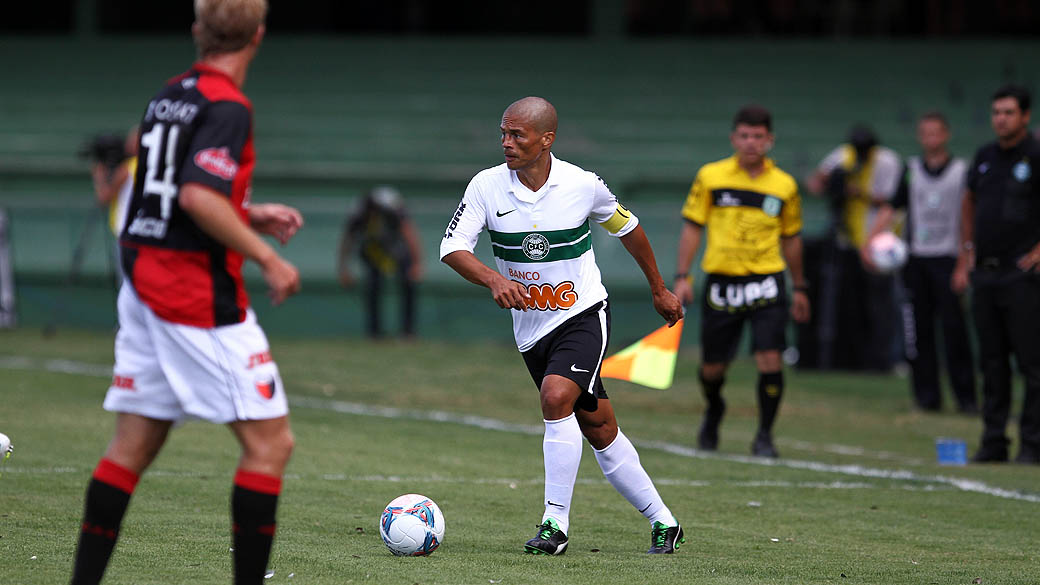Alex durante o amistoso internacional entre Coritiba e Cólon, em Curitiba