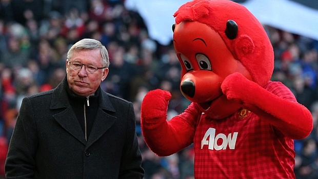 Técnico Alex Ferguson ao lado de mascote do Manchester United