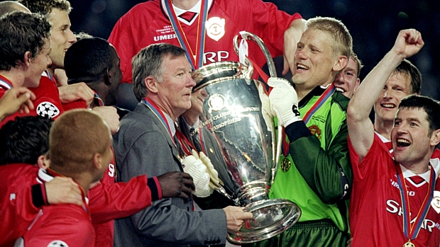 Em 1999, Ferguson levantou troféu da Liga dos Campeões após uma virada épica sobre o Bayern