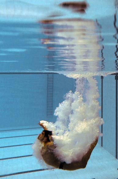 O atleta canadense Alexandre Despatie participa de prova de salto ornamental nos Jogos Britânicos em Déli, na Índia
