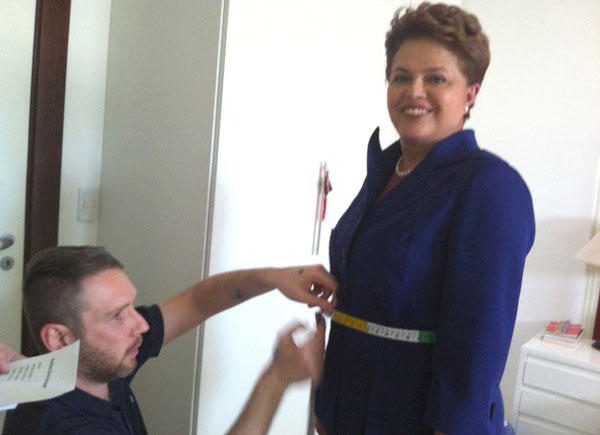 Alexandre Herchcovitch tira medidas de Dilma Rousseff