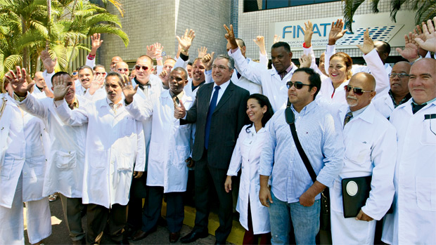 No palanque: Padilha, ministro e candidato a governador, recepciona os médicos cubanos: tudo filmadinho