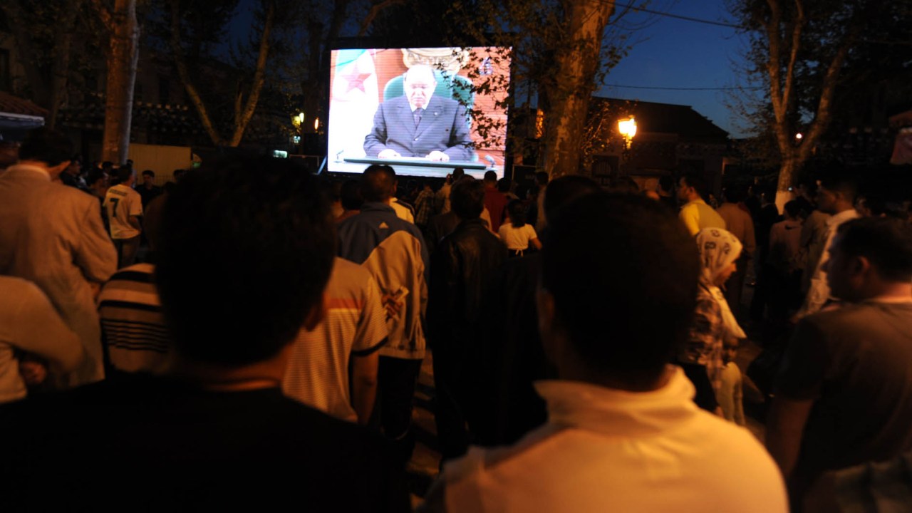 Algerianos assistindo a esperado discurso de Buteflika