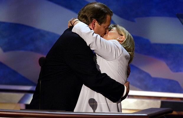 O então vice-presidente dos EUA, Al Gore, beija sua mulher Tipper no fim de seu discurso na Convenção Nacional Democrata, em Boston, em julho de 2006