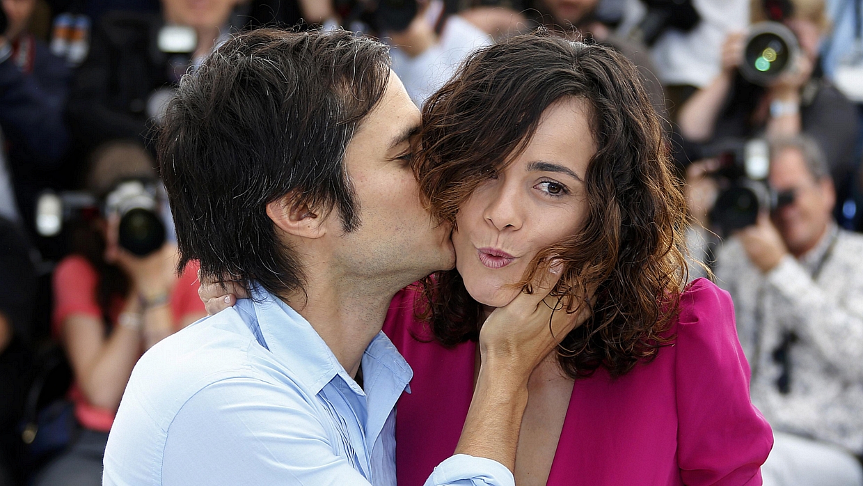 Alice Braga ganha beijo de Gael García Bernal antes da exibição de 'El Ardor' no Festival de Cannes