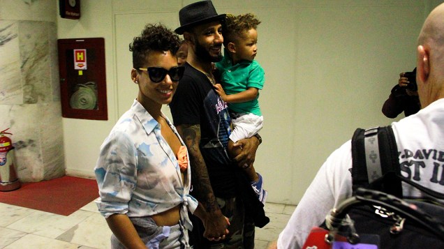 Alicia Keys com o marido e filho no aeroporto Santos Dumont