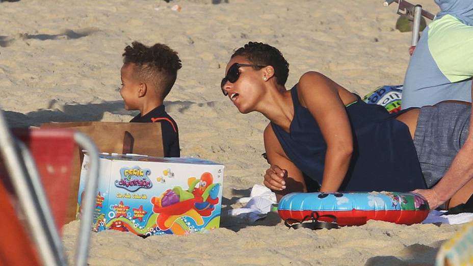 Alicia Keys com a família na praia de Ipanema, na manhã desta terça-feira (10)