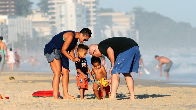 Alicia Keys com a família na praia de Ipanema, na manhã desta terça-feira (10)