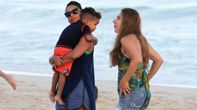 Alicia Keys com a família na praia de Ipanema, na manhã desta terça-feira (10)