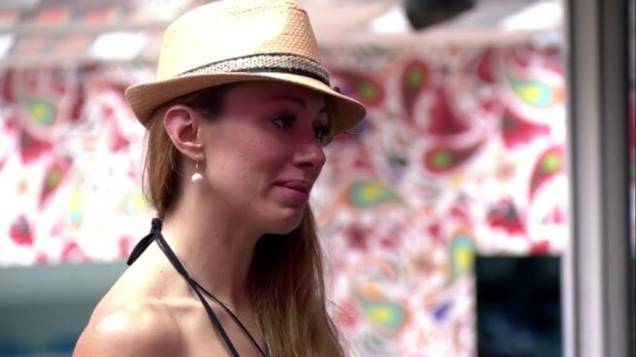 Aline chora depois de discutir com Angela no BBB14