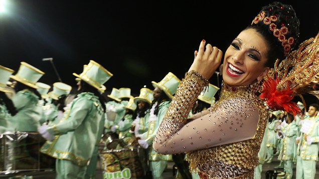 Aline Oliveira durante o desfile da Mocidade Alegre no segundo dia de desfile do Grupo Especial de São Paulo