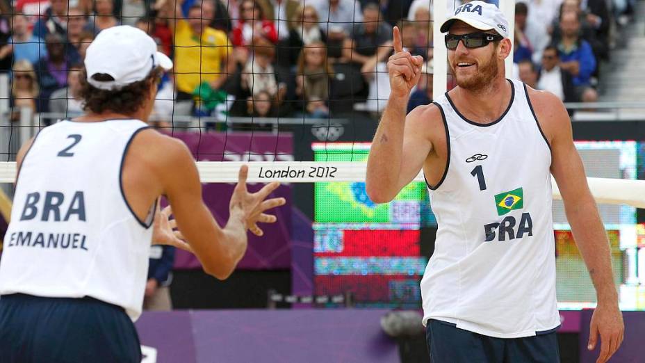 Alison e Emanuel venceram dupla da Letônia no vôlei de praia, em 07/08/2012