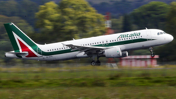 Alitalia poderá cancelar voos a partir de sábado se não levantar recursos