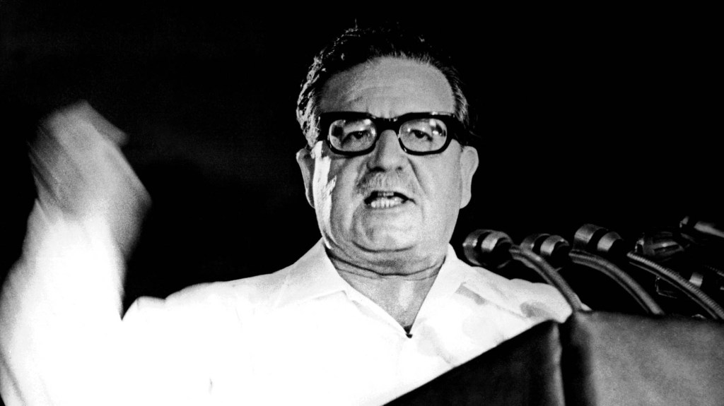 Os exames de perícia realizados nos restos mortais do ex-presidente chileno Salvador Allende confirmam que ele cometeu suicídio em 11 de setembro de 1973