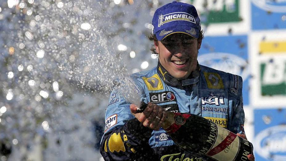Fernando Alonso da Espanha comemorando a vitória na Fórmula 1 de 2006