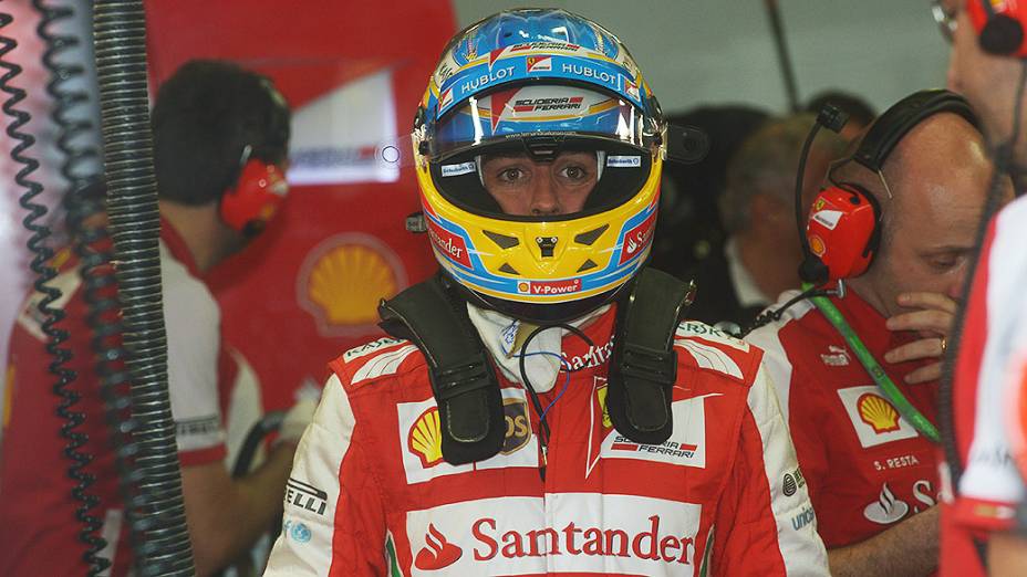 Fernando Alonso durante o segundo dia de treino livre no circuito de Interlagos, em São Paulo