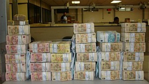 Escândalo dos aloprados: dinheiro, apreendido pela PF, que seria usado para comprar um falso dossiê contra tucanos às vésperas das eleições de 2006