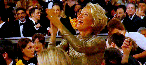 Emma Thompson dá show de animação na entrega do Globo de Ouro