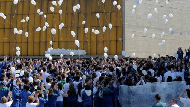 Alunos prestam homenagem em sinal de paz na volta às aulas da Escola Municipal Alcina Dantas Feijão, São Caetano do Sul