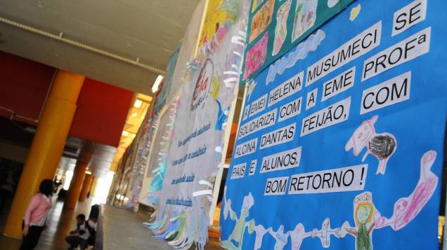 Cartazes são colocados em sinal de paz na volta às aulas da Escola Municipal Alcina Dantas Feijão, São Caetano do Sul