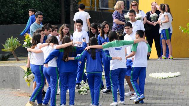 Alunos durante homenagem em sinal de paz na volta às aulas da Escola Municipal Alcina Dantas Feijão, São Caetano do Sul